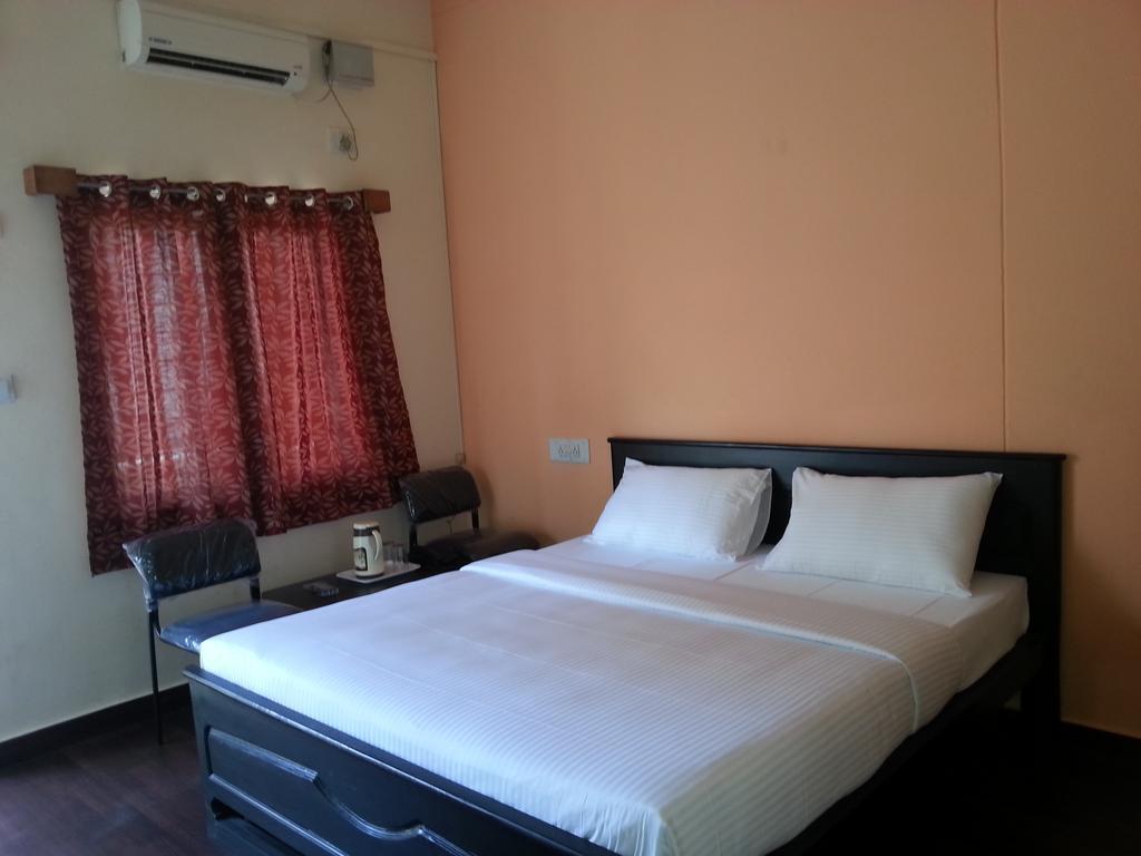 Sri Sai Comforts Hotel Бангалор Стая снимка